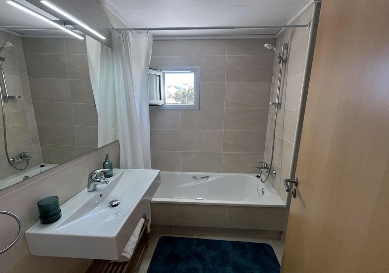 2-Bedroom Brand New Apartment Steps From The Beach Лянса Екстер'єр фото